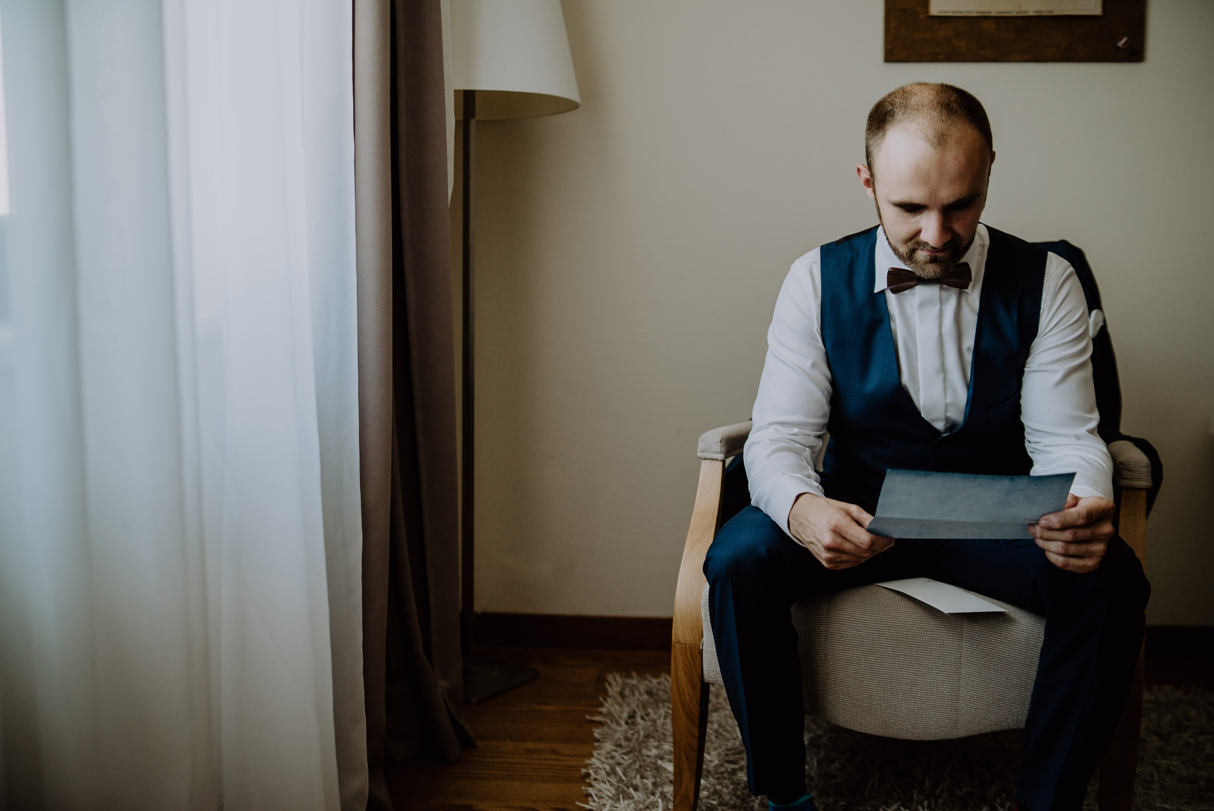 Bräutigam liest Brief seiner Frau beim Getting Ready in Niederösterreich von Kamerakinder Weddings