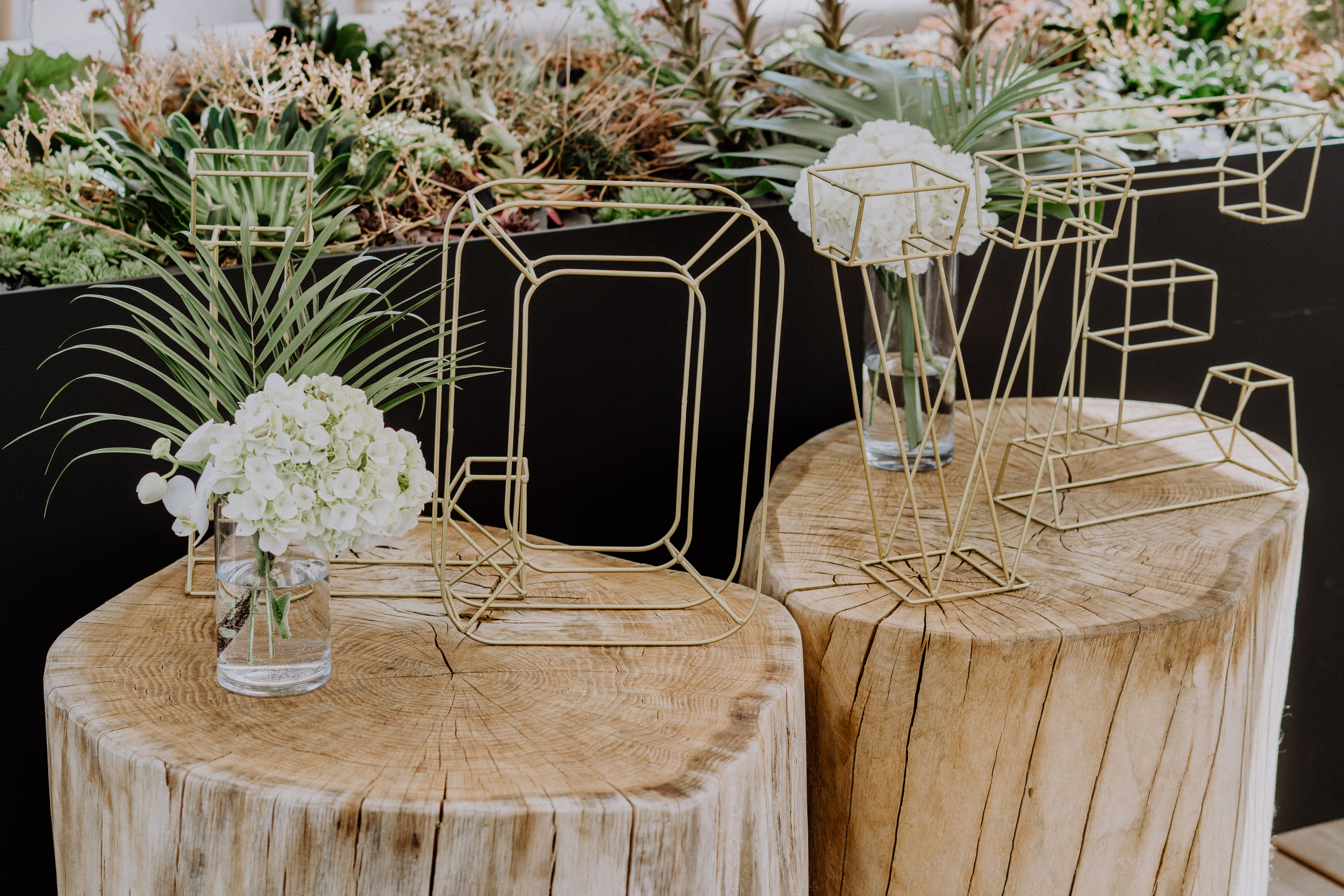 Dekoration und Blumen Ideen für Hochzeiten zarte Goldende Buchstaben stehen auf Holzstämmen Hochzeitsinspiration in Wien