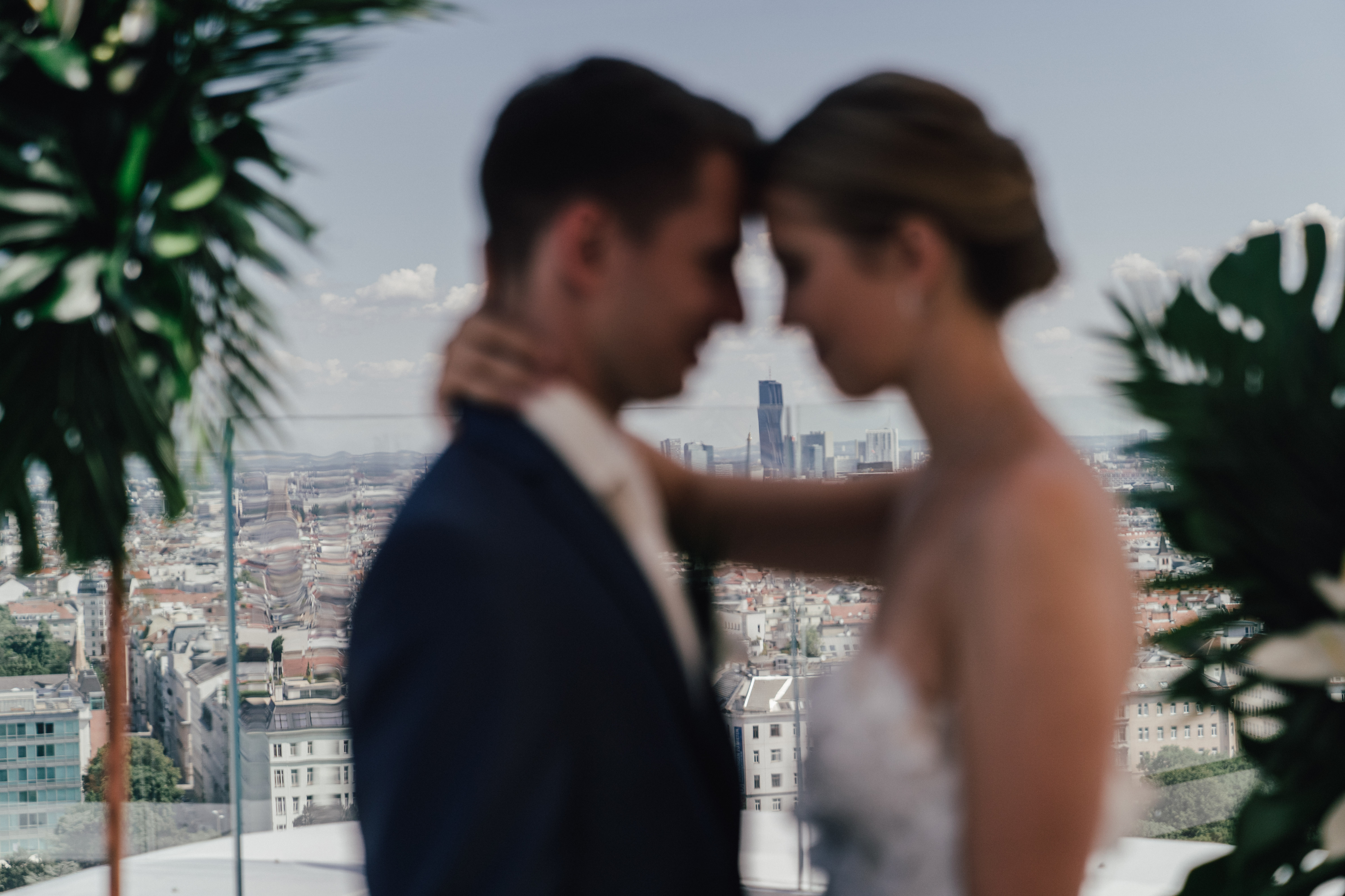 Brautpaar umarmt sich mit Blick auf Wien