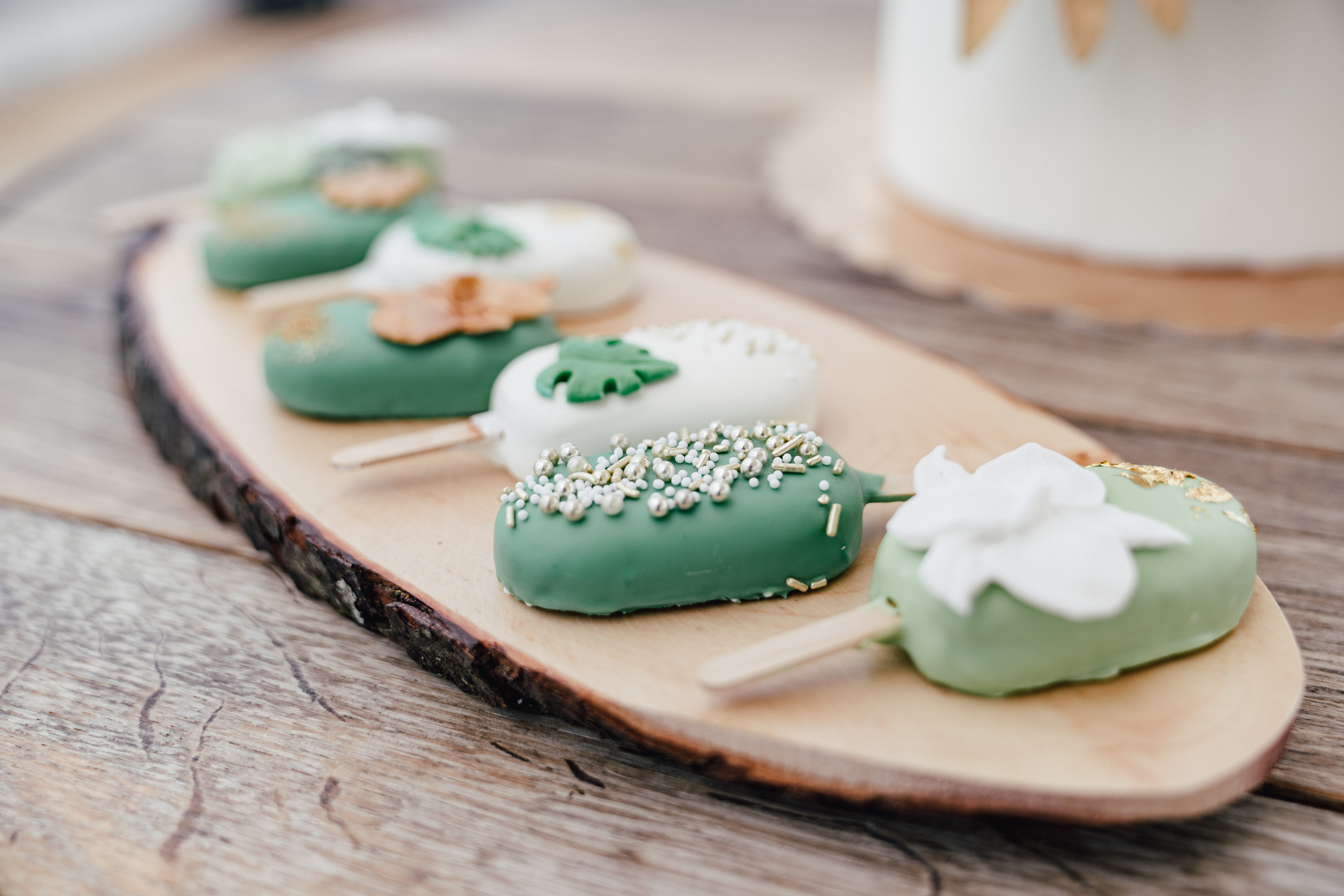 Cakepops bei Hochzeit in grün weiß tropischem Flair