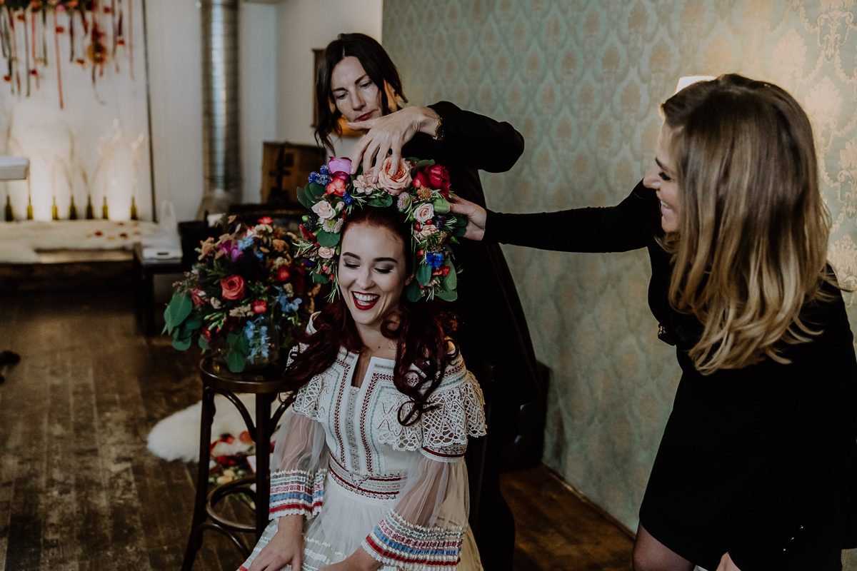 Braut beim Getting Ready mit Hair und Make Up Artist in Graz