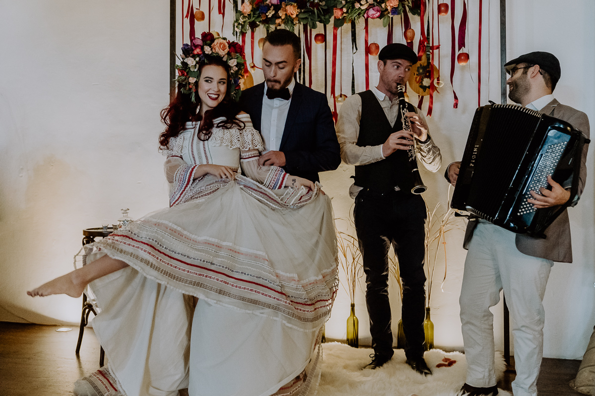 Hochzeitsinspiration Trauung im Lena Hoschek Brautkleid mit bohemian Trauungen und freie Traurednerin im Laufke in Graz